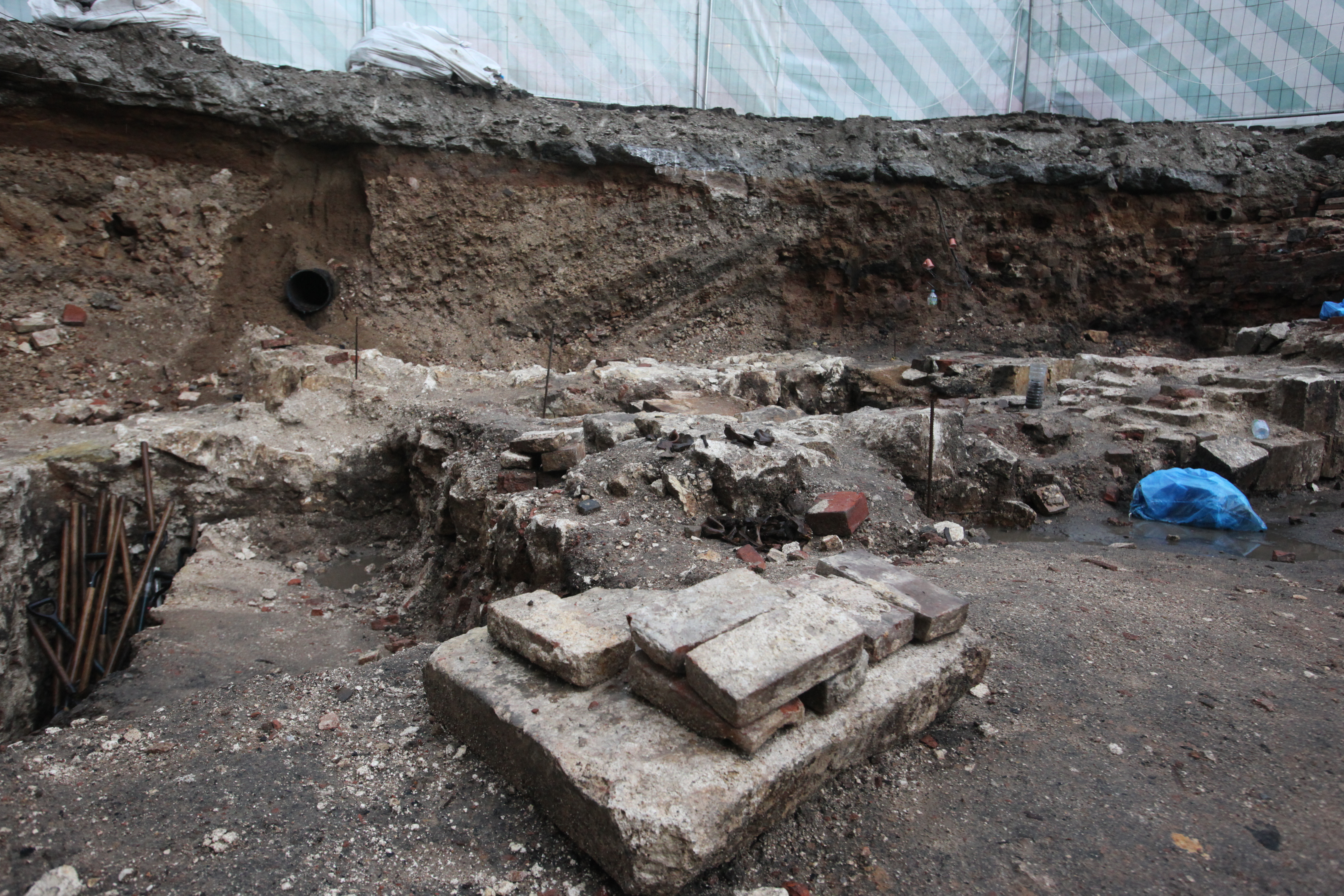 Археологические раскопки на месте Биржевой площади в Москве