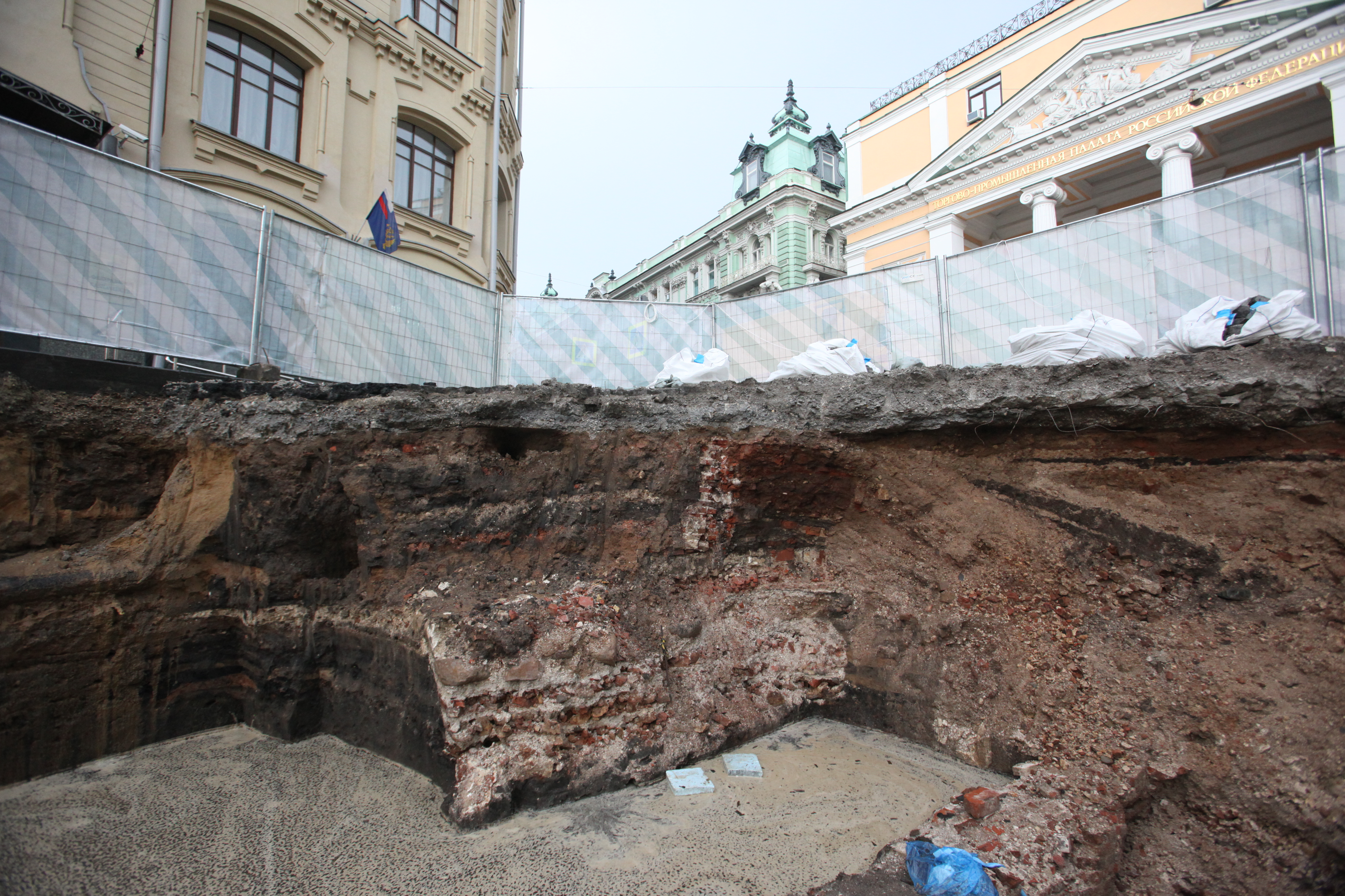 Археологические раскопки на месте Биржевой площади в Москве