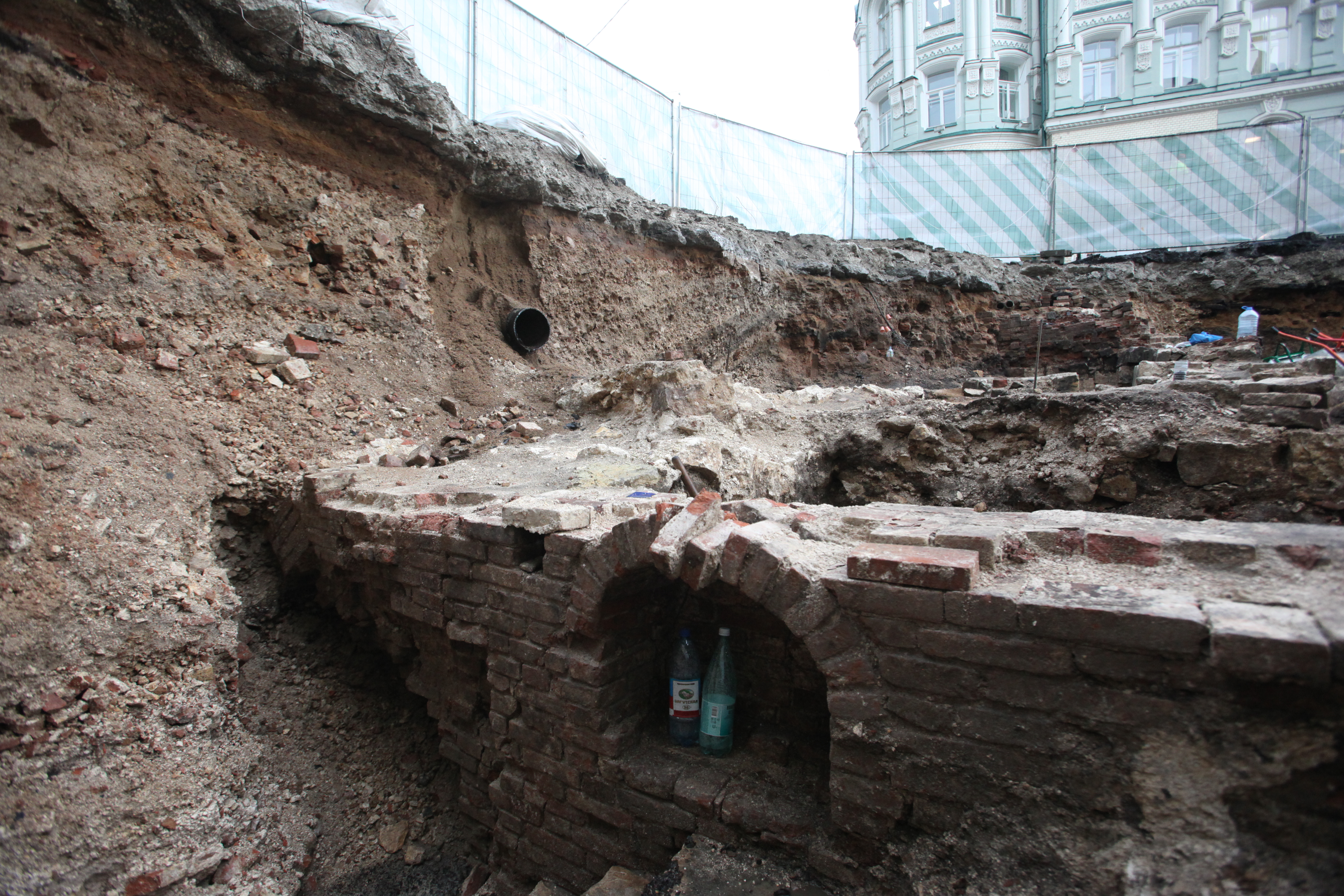 Археологические находки на месте Биржевой площади в Москве