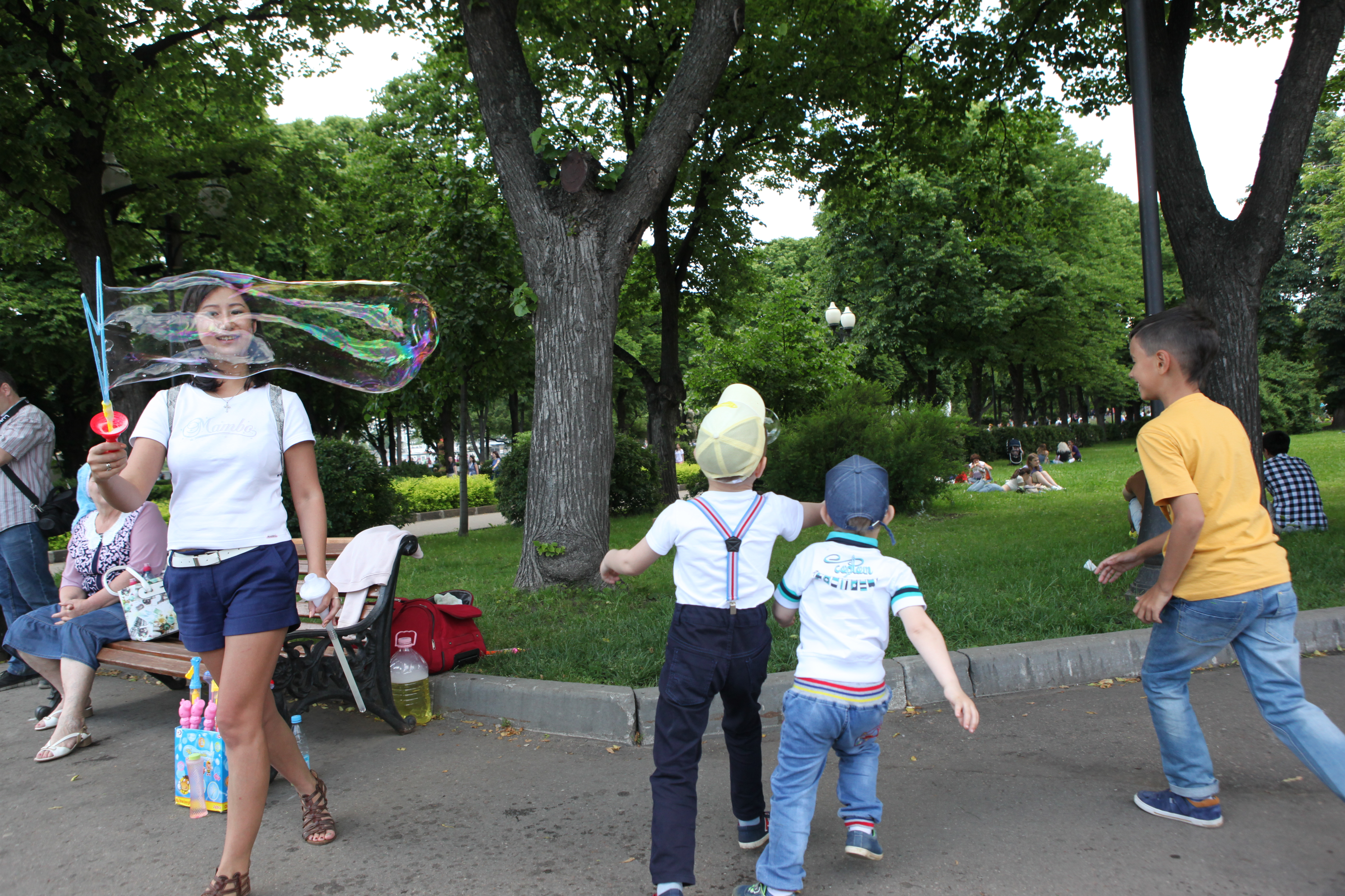 Дети во время игры в московском парке