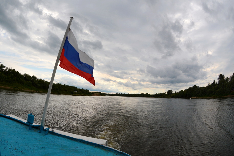 Российский флаг на катере Дружба
