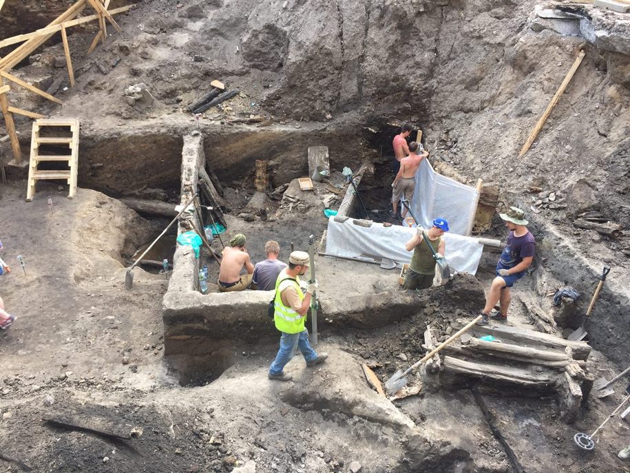 Археологи во время раскопок на Биржевой площади