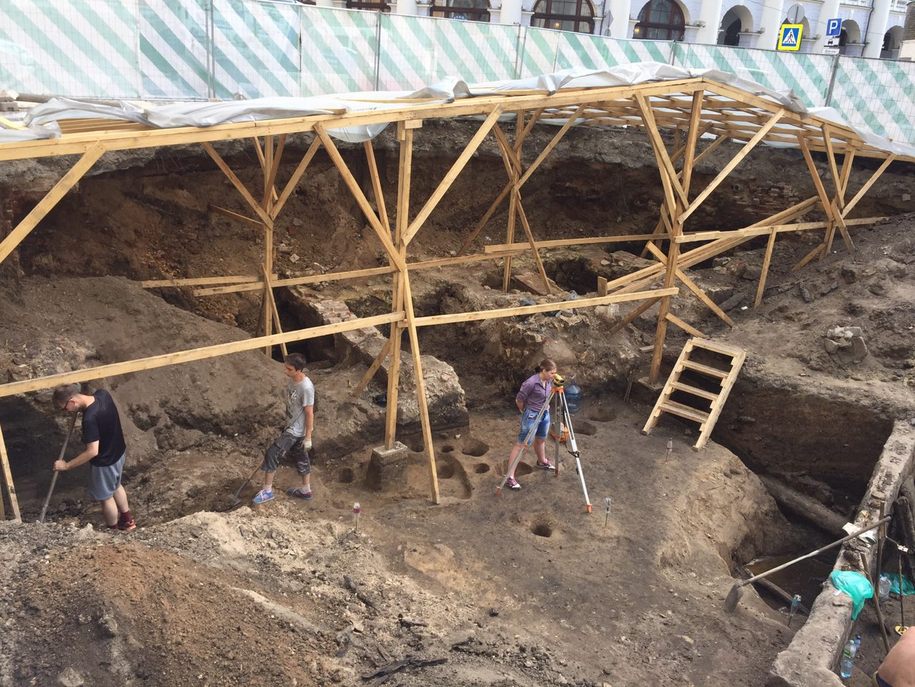 Археологи во время раскопок на Биржевой площади