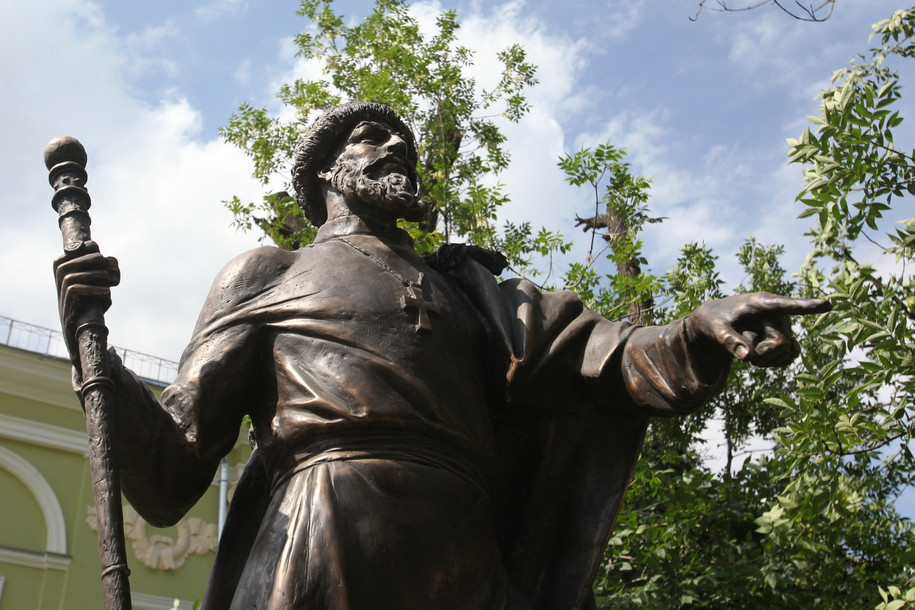 Памятник ивану 6. Памятник Ивана Грозного в Москве в Петроверигском переулке. Памятник Ивану Грозному в Москве. Василий III памятник. Памятник Иван Грозный центр Москвы.