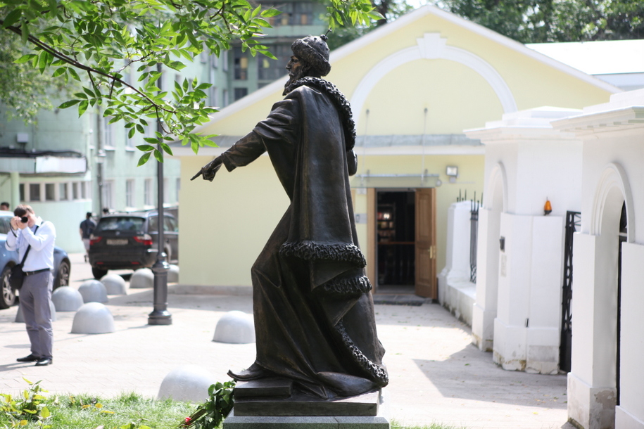 Памятник Ивану Грозному в Петроверигском переулке