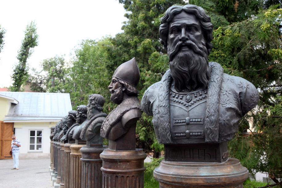 Бронзовые бюсты деятелей российской истории на Аллее правителей в Петроверигском переулке