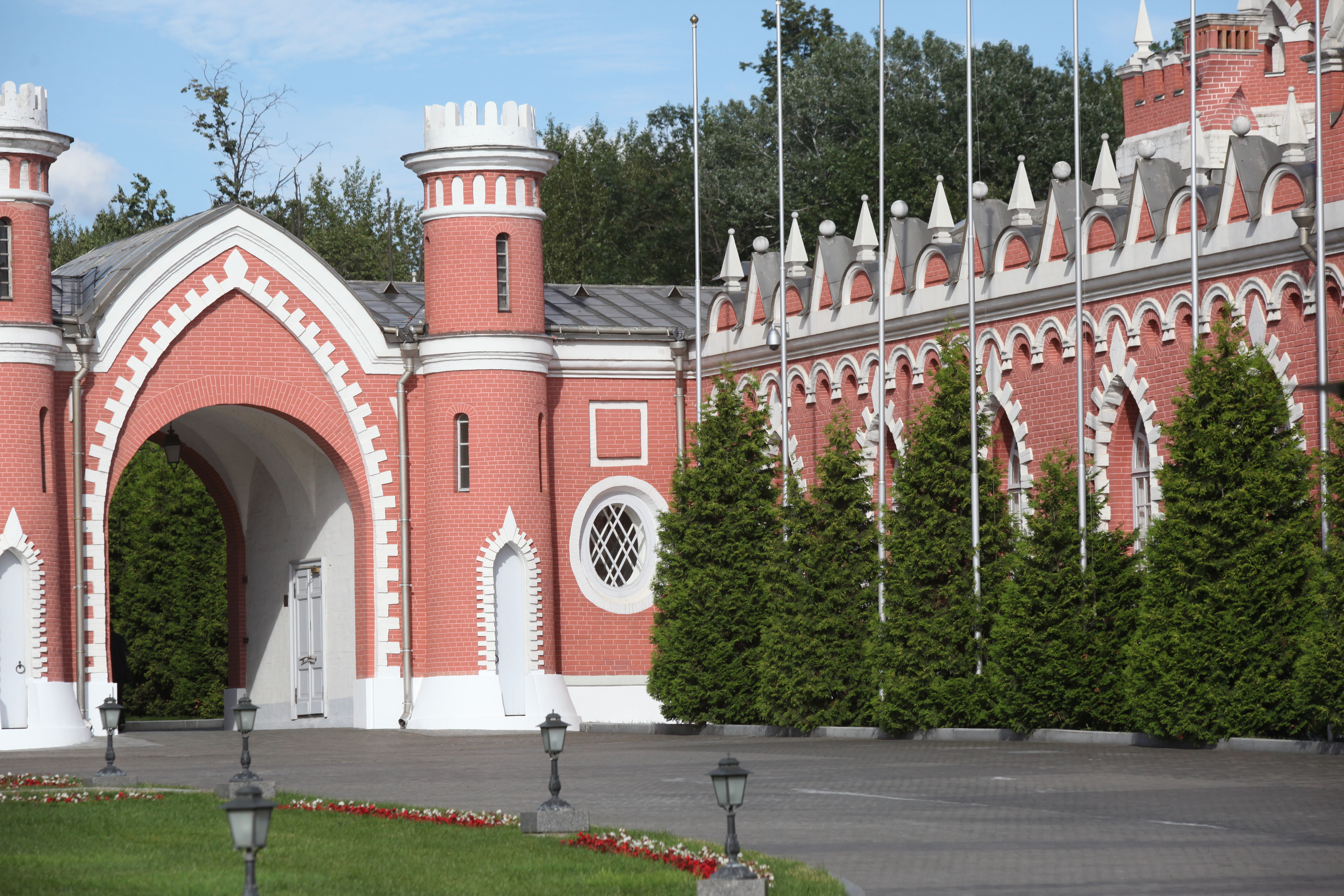 Ворота и фрагмент стены Петровского путевого дворца на Тверском тракте