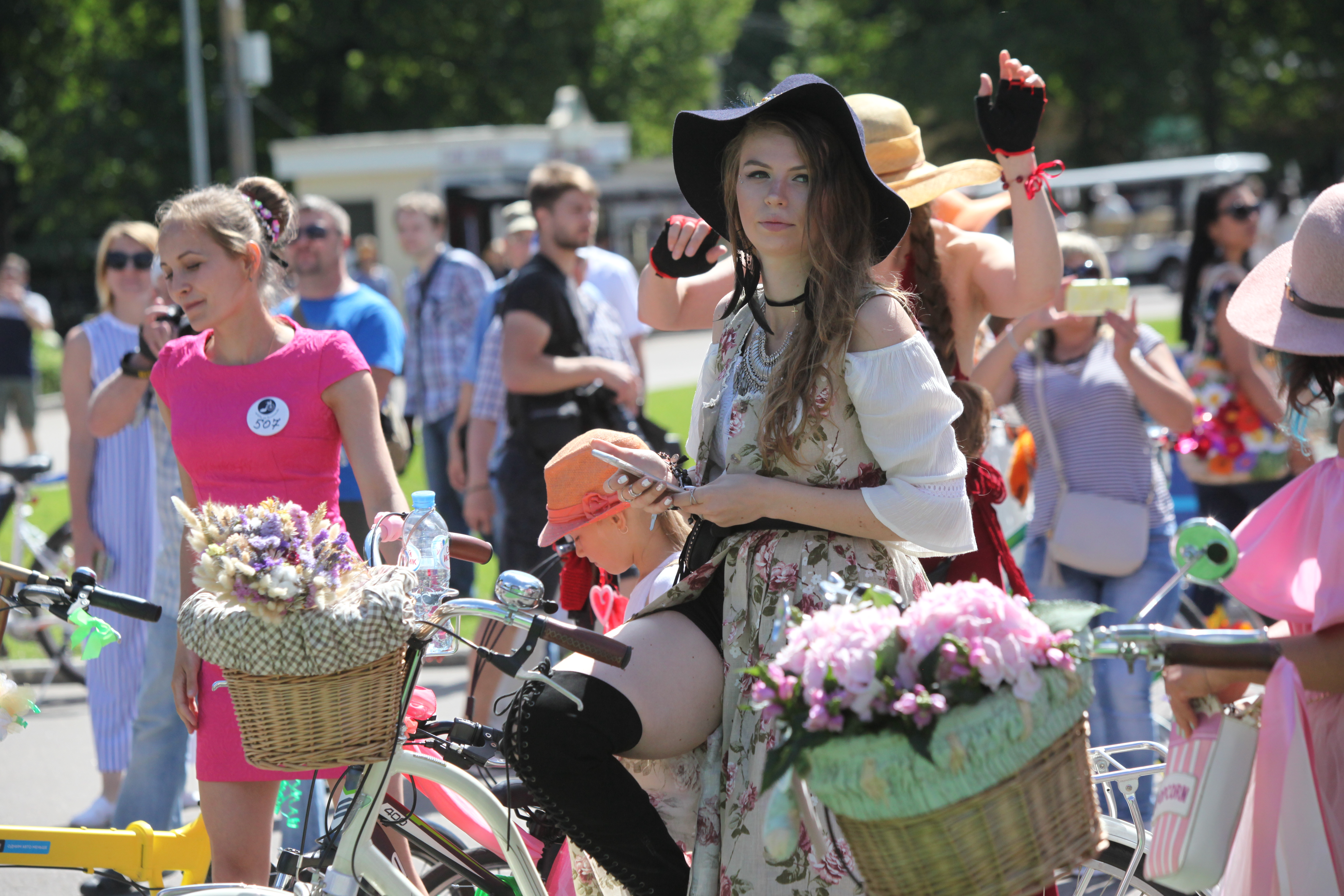 Участницы велопарада в Сокольниках леди на велосипеде