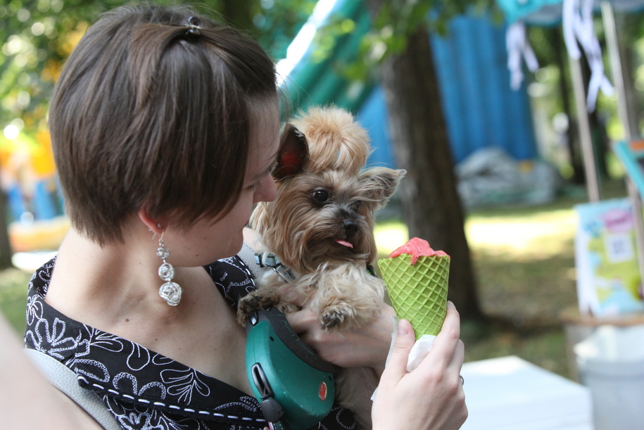 Хозяйка с собакой и мороженым в парке Сокольники