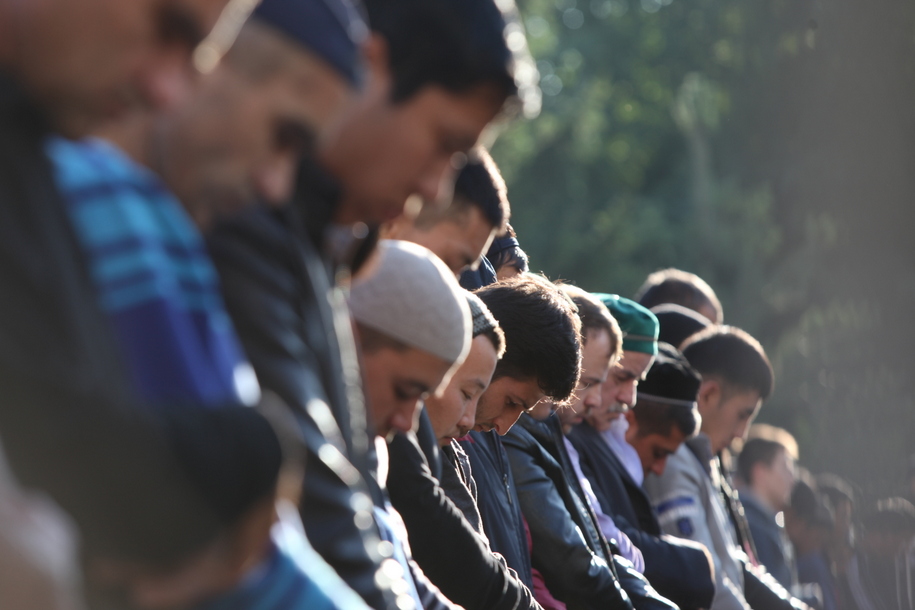Праздничная молитва во время мусульманского праздника Курбан-Байрам