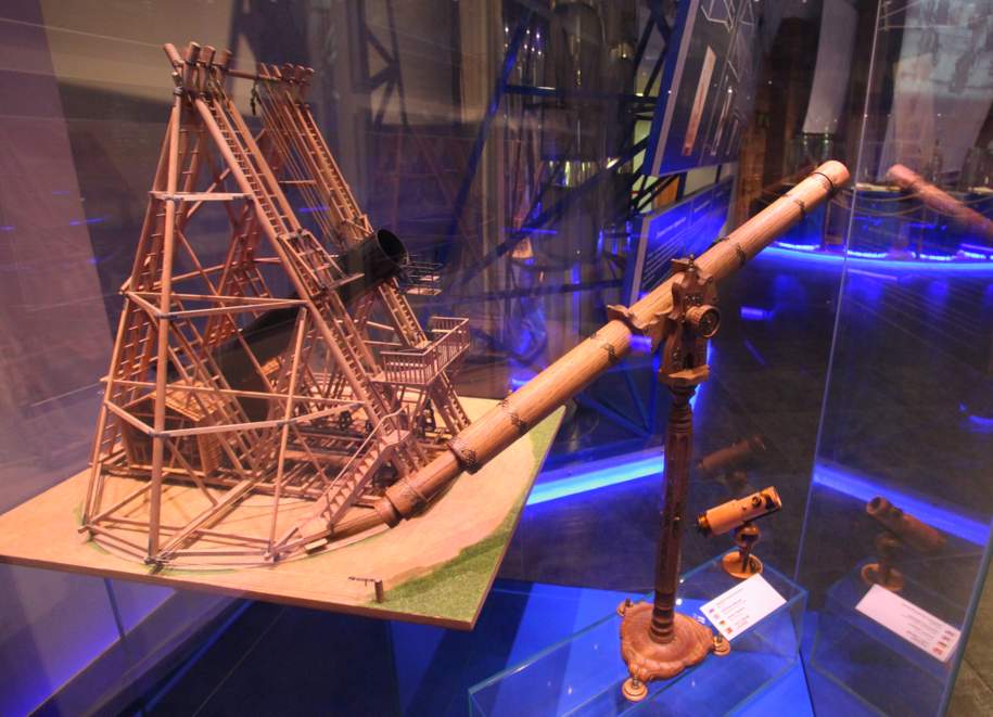 Макет старинного телескопа появился в планетарии