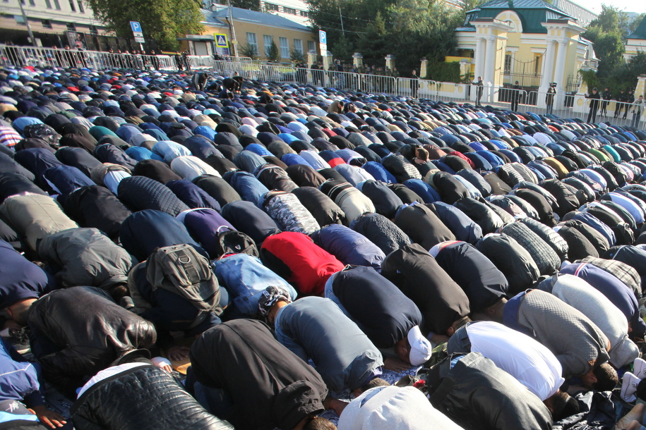 Тысячи мусульман празднуют Курбан-байрам