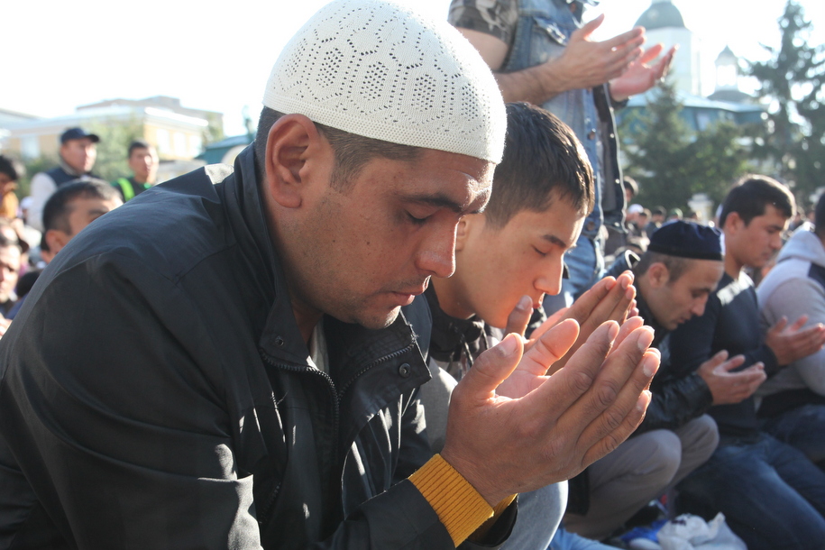 Молитва во время мусульманского праздника Курбан-Байрам
