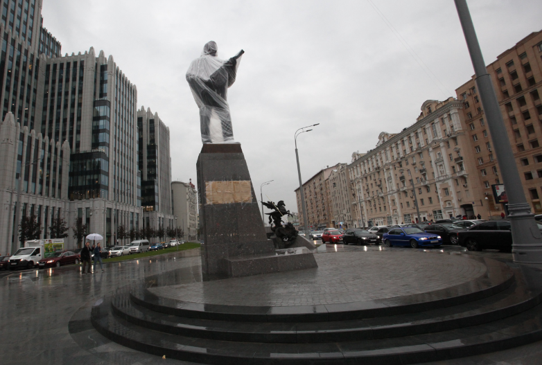 Монумент легендарному Михаилу Калашникову открыли в центральной части Москвы