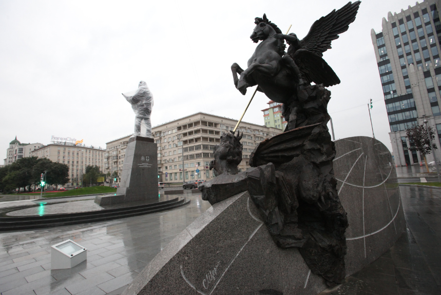 Защищая РФ от многоликого дракона: монумент Калашникову открылся в российской столице. ФАН-ТВ