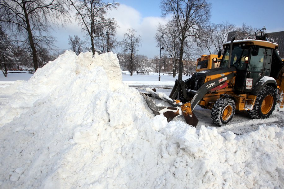 Погрузчик для снега. Экскаватор погрузчик JCB уборка снега. Вывоз снега. Зимняя спецтехника. Погрузчик зимой.