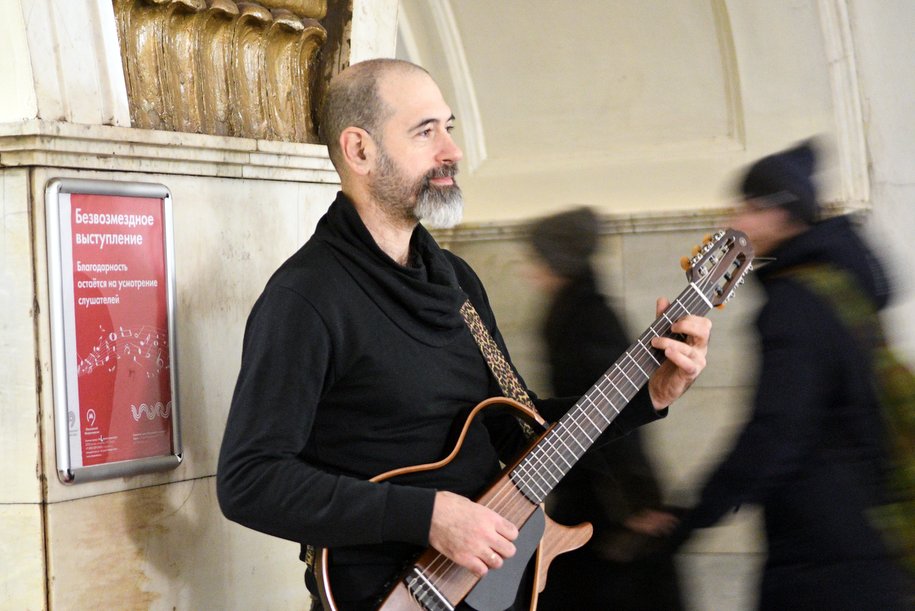 На станции метро “Курская” отметили День диджея в рамках проекта “Музыка в метро”