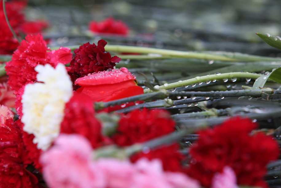 Столичные власти почтили память погибших в Кемерово минутой молчания