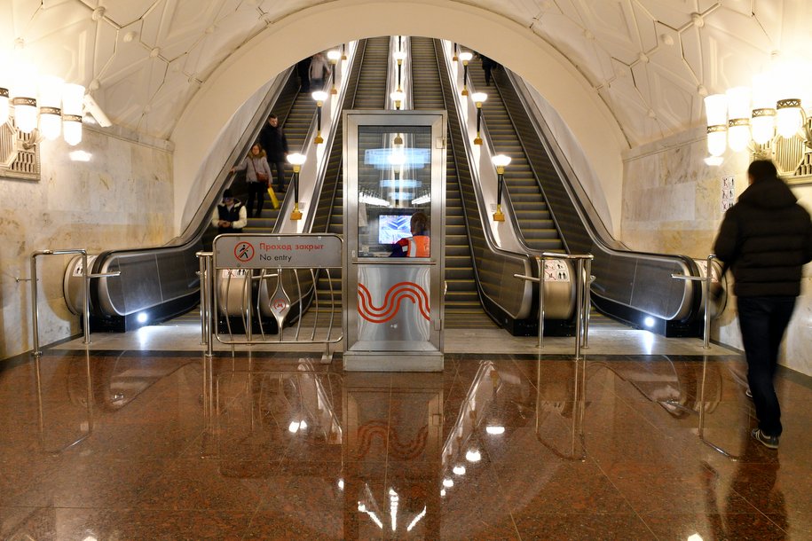 Эскалатор в метро. Московский метрополитен эскалатор. Метро Курская эскалатор. Станция Баррикадная эскалатор. Станция Беляево вестибюль эскалатор.