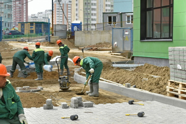 Школа больших людей. Строитель мигрант плитка. Доп работы стройка. КМЦ на стройке. Стройка школы Забайкальский край.