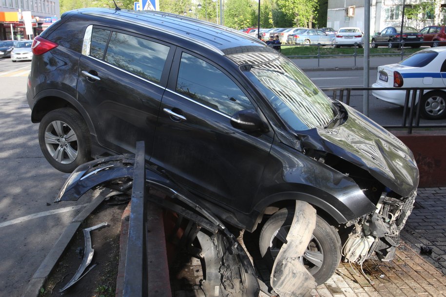На юго-востоке Москвы произошла авария с участие автобуса и легкового автомобиля