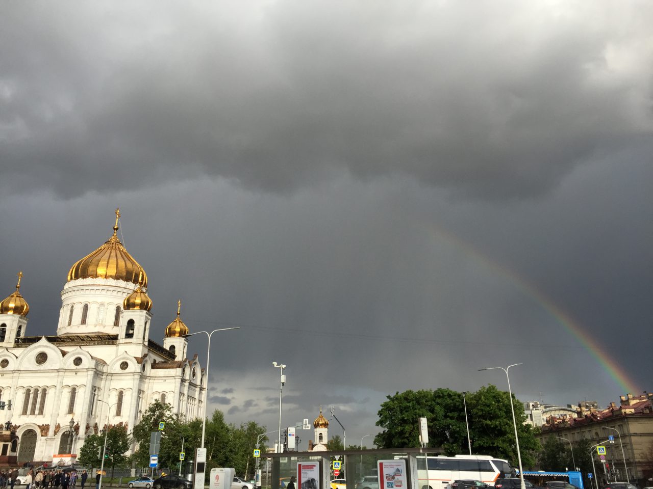 В москве ожидается гроза. Дождливый Донецк. Попасть под дождь примета.