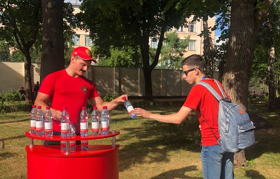 Мероприятие вода. Раздача воды бутылках. Фанат воды. Раздача бутылок воды промо. Раздача воды во дворе.