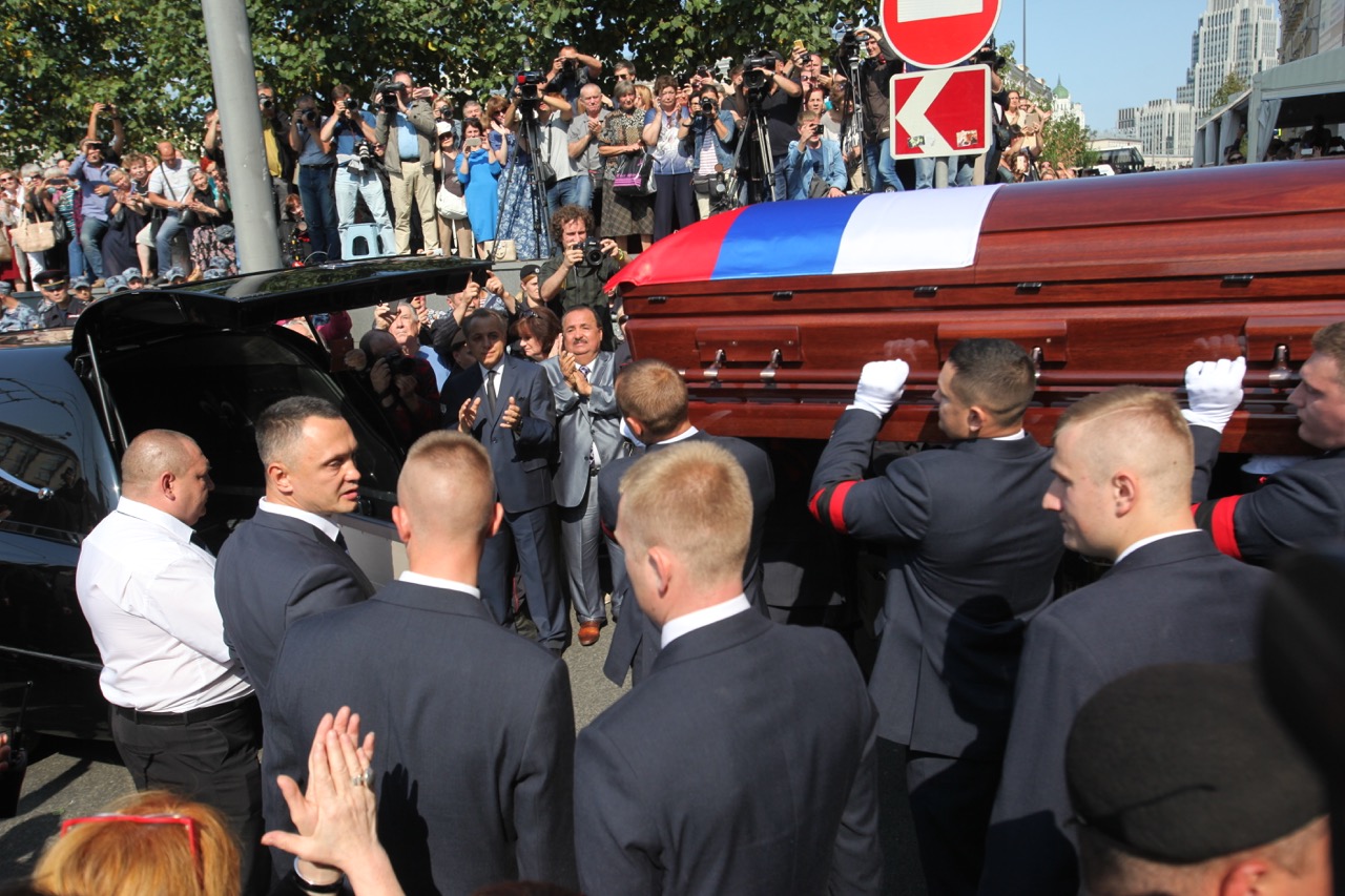 Иосифа Кобзона похоронили рядом с матерью на Востряковском кладбище