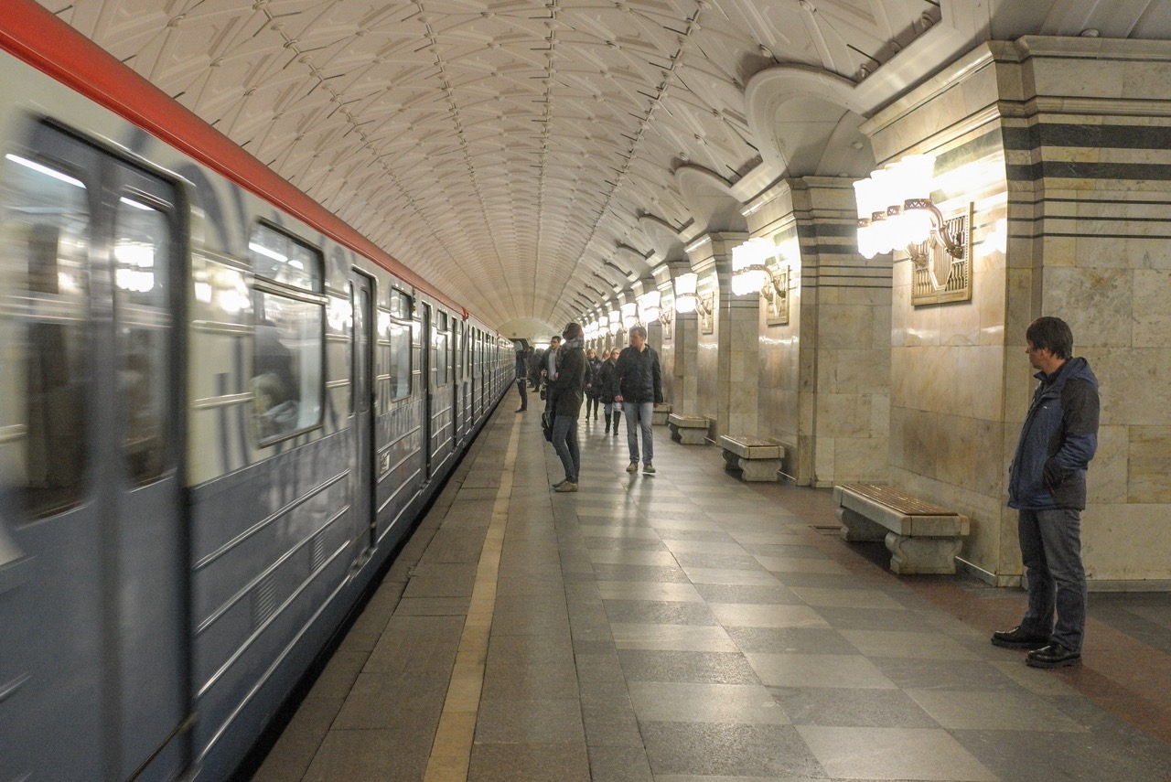 На синей ветке метро произошел сбой в движении поездов