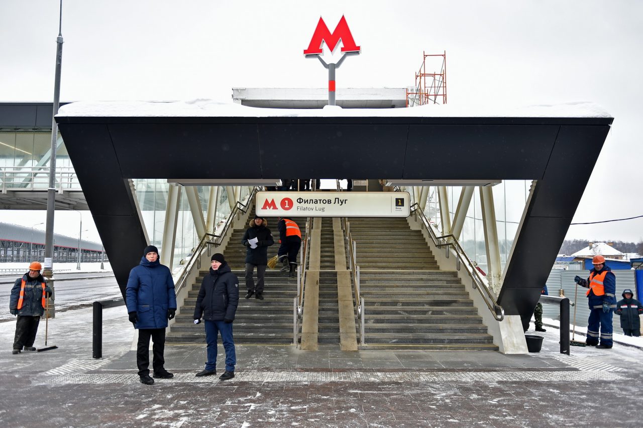 вход в метро саларьево