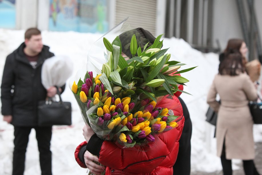 Более 15 тыс. тюльпанов подарят женщинам в парках Москвы