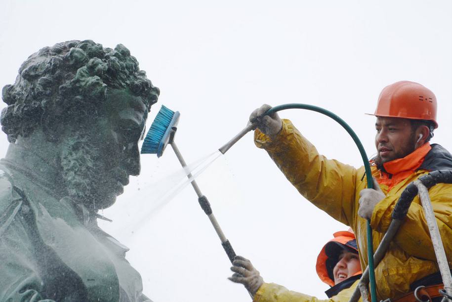 Памятники Пушкину и Гагарину планируют привести в порядок после зимы