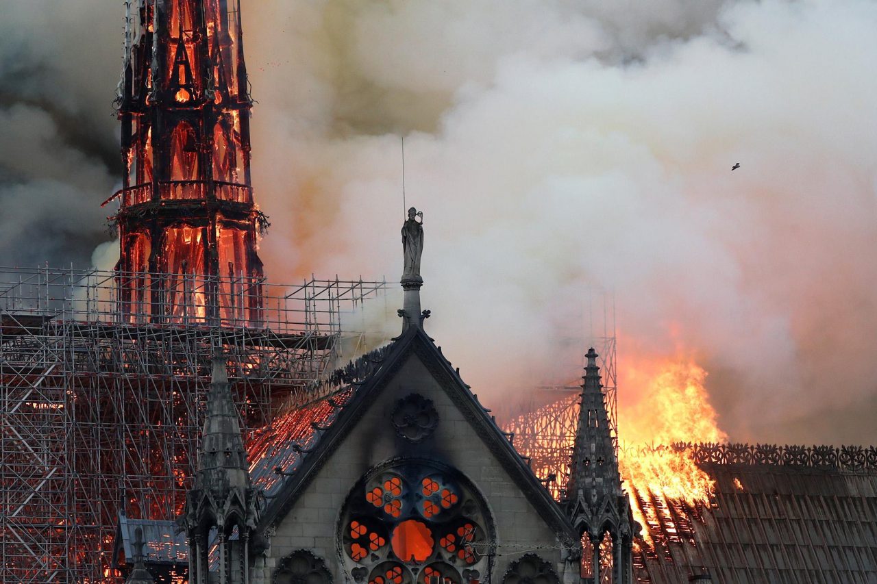 Загорелась одна из башен собора Парижской Богоматери