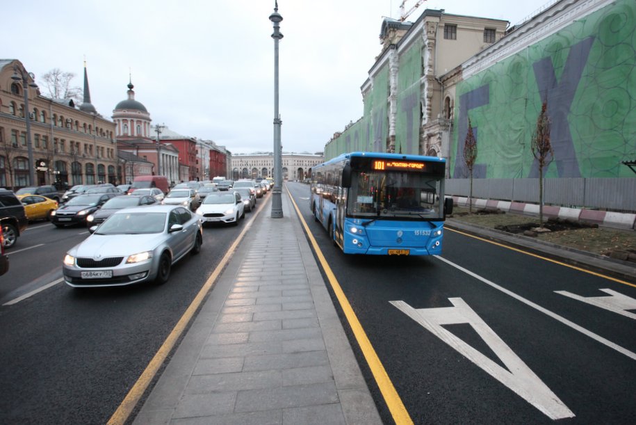 Выделенная автобусная полоса. Выделенка в Москве. Выделенная полоса. Выделенная полоса для общественного транспорта. Полоса для автобусов.