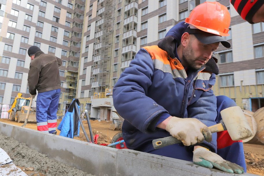 Рабочие москва. Правительство Москвы строительный комплекс. Москва строительство социальных объектов. Замы в строительстве. Руководитель строительства социальных объектов.