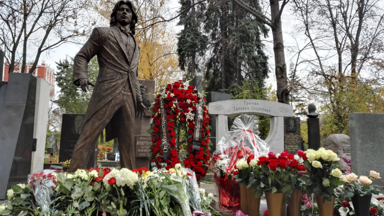 Памятник Хворостовскому в Москве на Новодевичьем кладбище