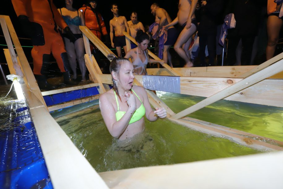 Почти 90 тысяч москвичей приняли участие в крещенских купаниях
