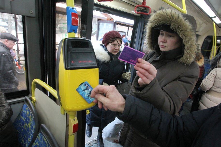 Московский транспорт оплатить. Валидатор в Московском транспорте. Валидатор тройка. Валидатор в автобусе тройка. Валидаторы в наземном транспорте.