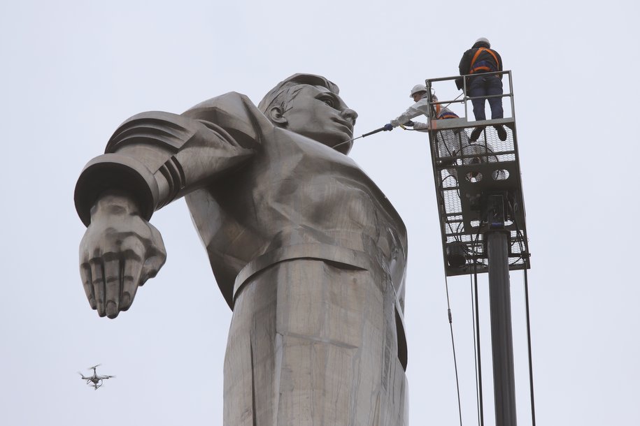 В Москве помыли памятник Юрию Гагарину