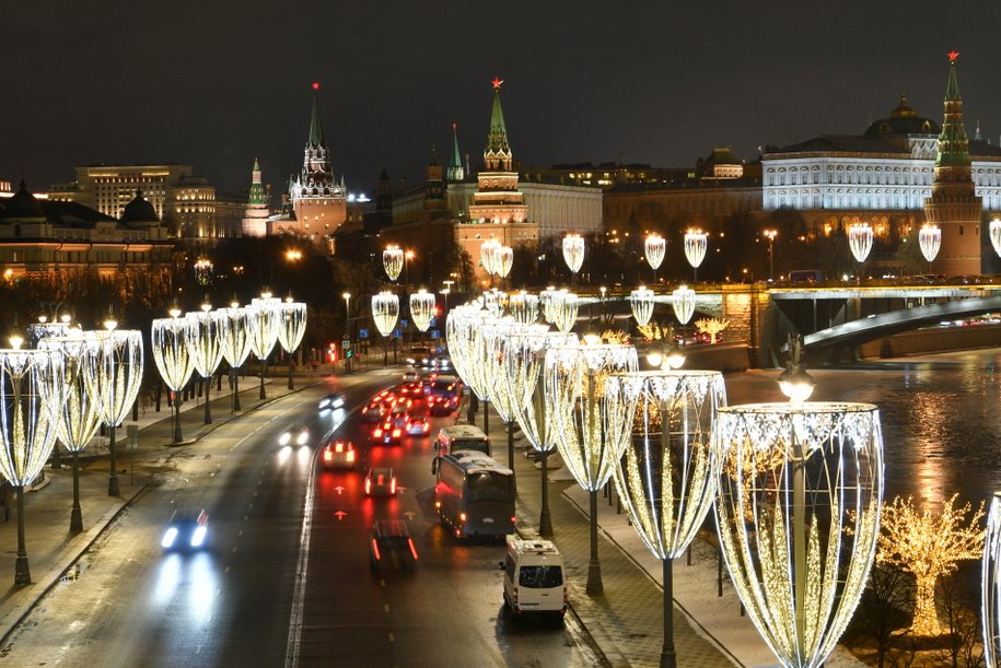 Московская инфраструктура. Москва меняется. Куда пойти в Москве чтоб посмотреть наряженную Москву. Начали ли украшать Москву фото и видео.