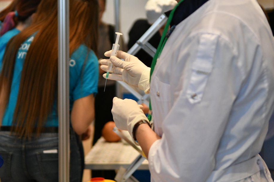 25 тысяч добровольцев приняли участие в третьем этапе испытаний вакцины от Covid‑19 в Москве
