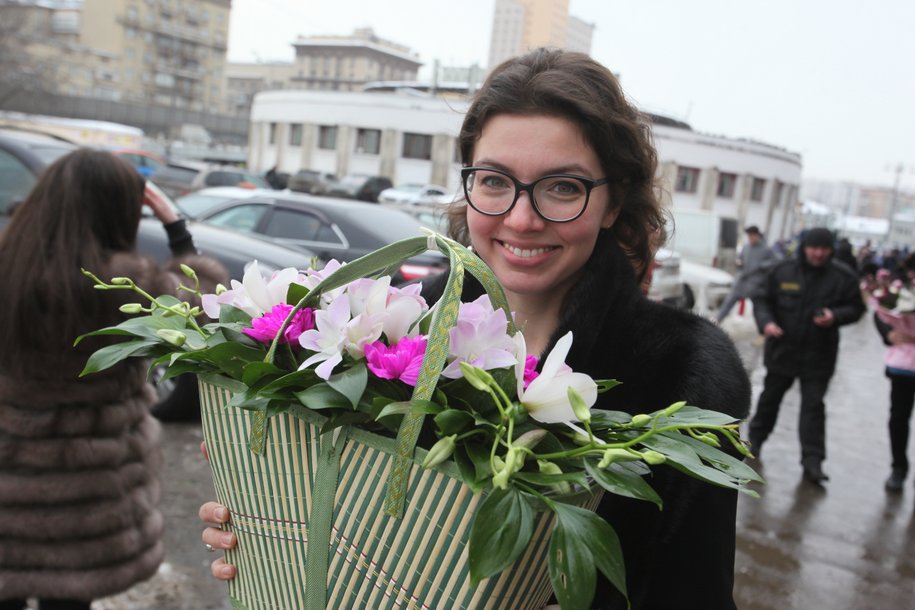 Москвичка жизнь в большом. 8 Марта в Москве. Собянин поздравил женщин с 8 марта. Поздравляем москвичка. Москвички цветы фото.