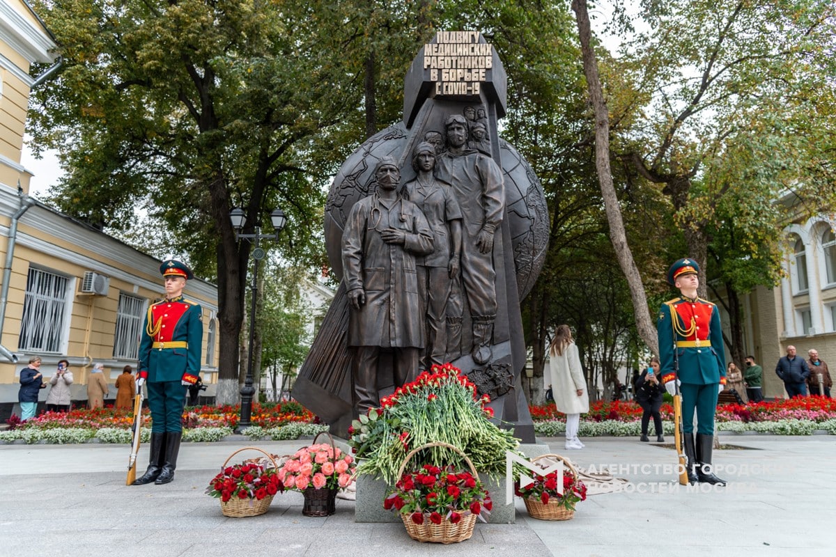 В Москве открыли памятник подвигу медработников в борьбе с COVID-19