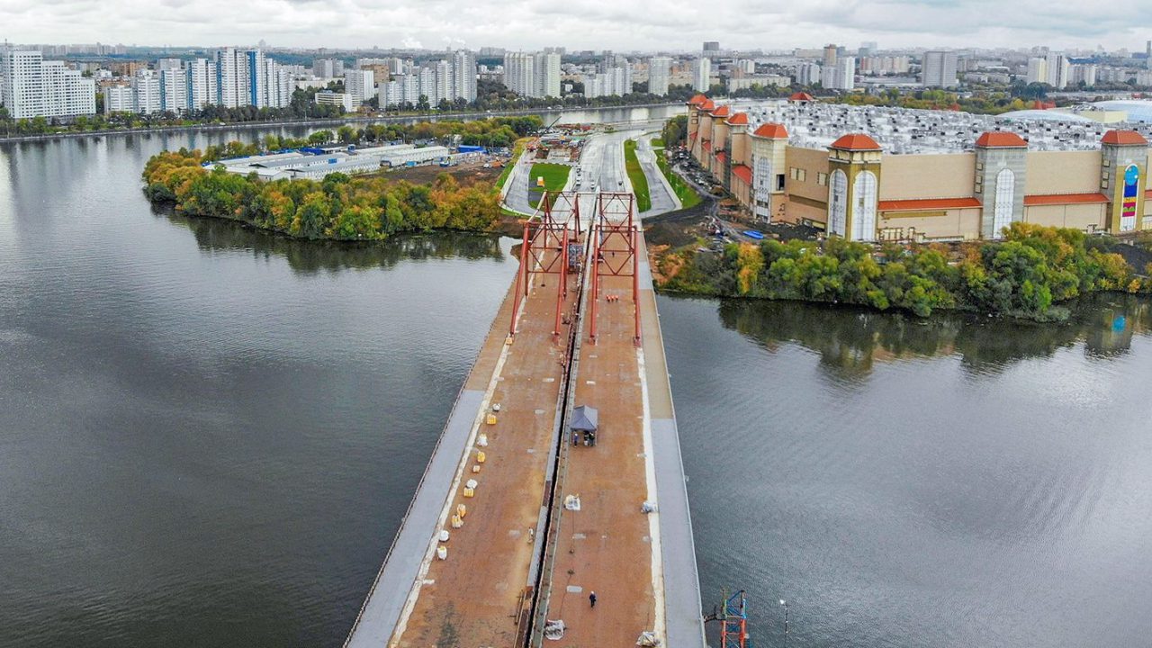 На ЗИЛе возводится последняя опора нового моста через Москву-реку