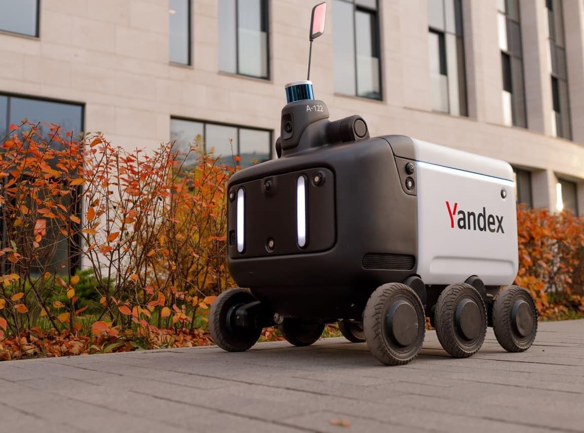 Роботы «Яндекса» начали доставлять посылки «Почты России» в Москве
