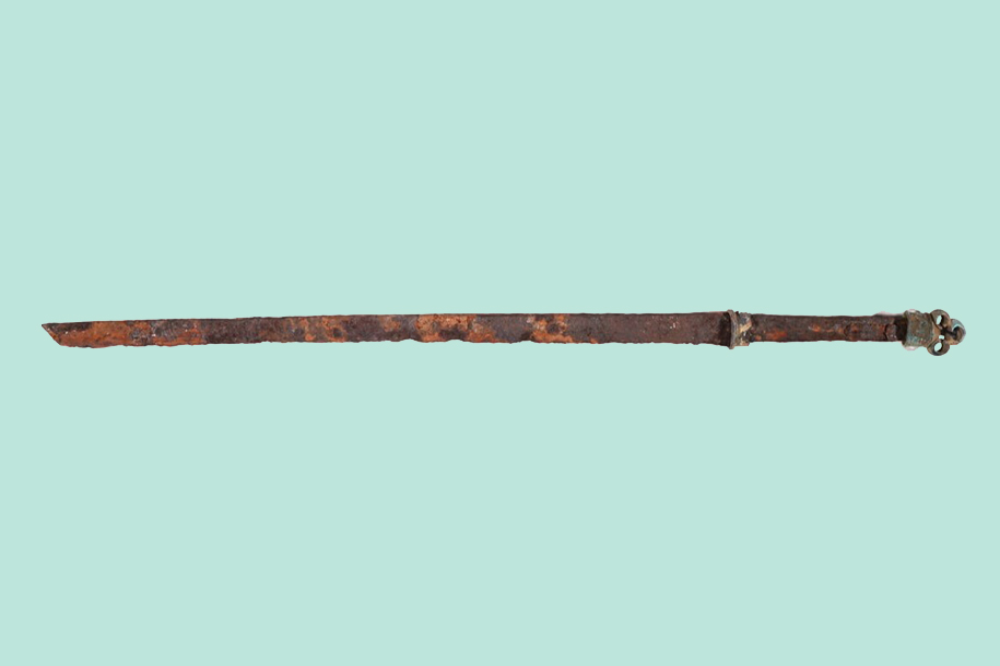 Житель Приморья случайно нашел древний меч