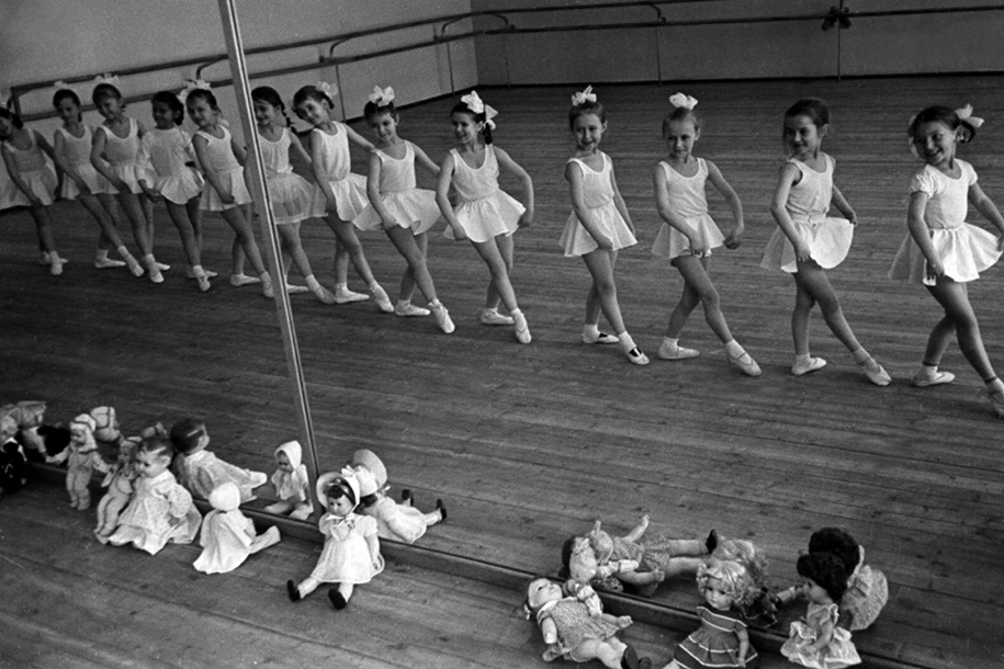 Главархив опубликовал снимки жизни детей XX века