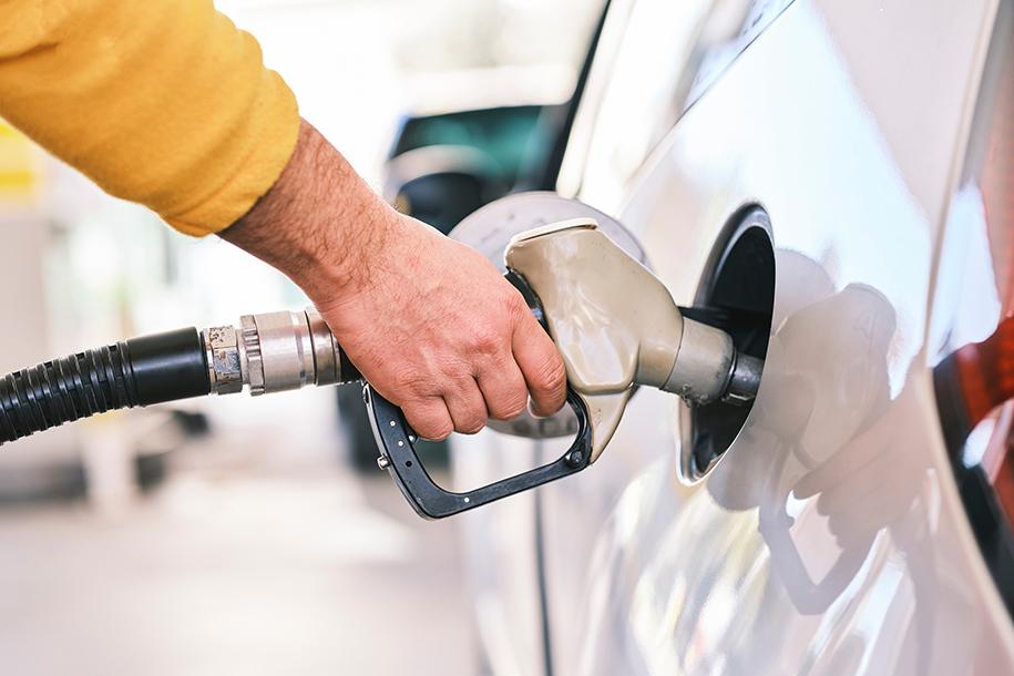 Цены на бензин снизились впервые с июля