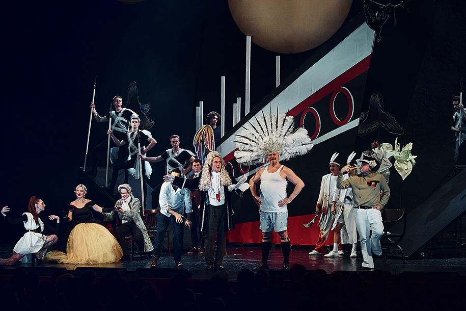 На сцену Театра им. Пушкина вернулась трагикомедия «Багровый остров»