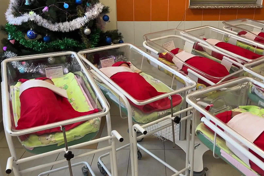 В Подмосковье новорождённых наряжают по-новогоднему